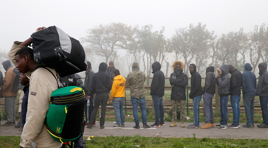 Life at migrant centers in Germany: RT talks to volunteers, refugees about their hopes & fears