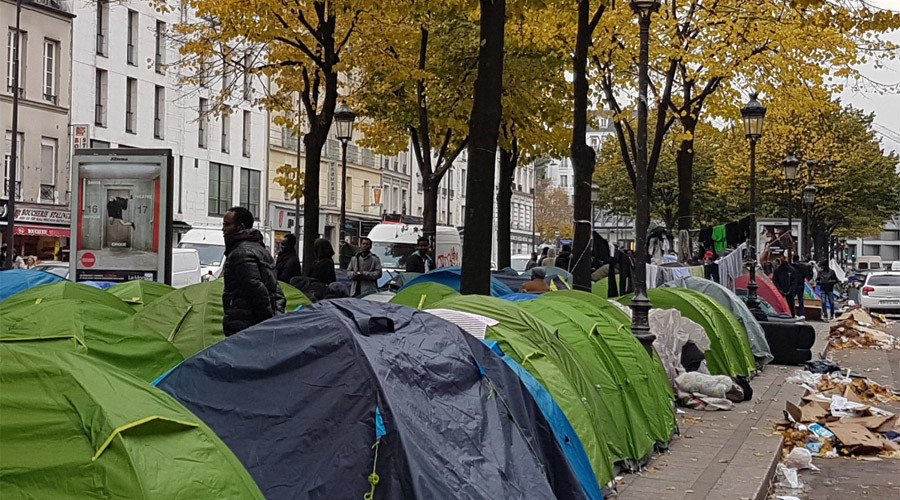 Asylum seekers pour into Paris, set up tents on streets as Calais camp closes (VIDEO, PHOTOS)