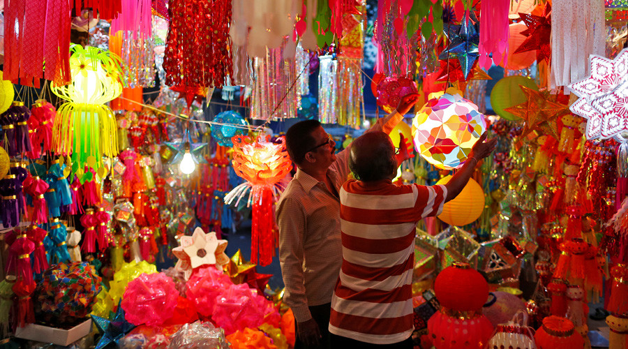 Diwali Bonanza: Indian billionaire showers staff with 400 flats,1260 cars