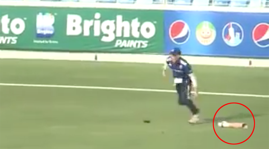 English cricketer continues fielding after losing artificial leg (VIDEO)