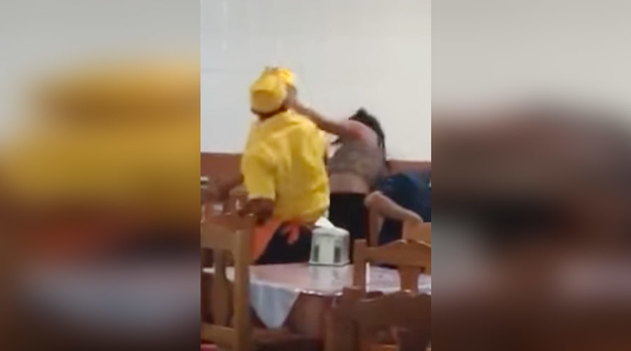 Waiter punches female customer as intervening diners threatened with machete (GRAPHIC VIDEO)