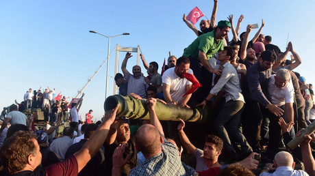 Supporters of Turkish President Tayyip Erdogan celebrate after soldiers involved in the coup surrendered on the Bosphorus Bridge in Istanbul, Turkey July 16, 2016. © Yagiz Karahan