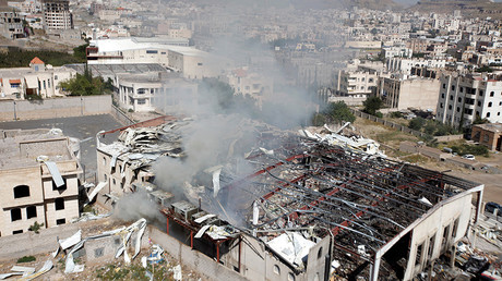 Smoke rises from the community hall where Saudi-led warplanes struck a funeral in Sanaa, the capital of Yemen on October 9, 2016 © Khaled Abdullah