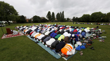 Muslims perform prayers for Eid-al Fitr to mark the end of the holy fasting month of Ramadan at a park in London, Britain © Suzanne Plunkett 