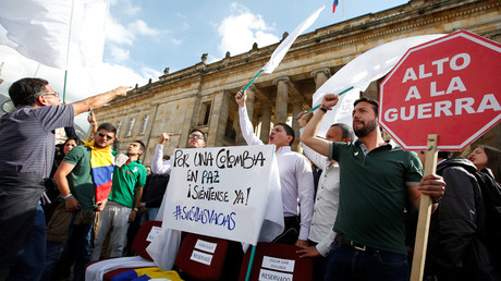 University students and supporters of the peace deal signed between the government and Revolutionary Armed Forces of Colombia (FARC) rebels protest during a rally in front of Congress in Bogota © John Vizcaino