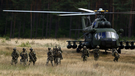 Members of Poland's special commando unit Lubliniec disembark from a Mi-17 helicopter during NATO international tactical exercise at the land forces training centre in Oleszno, near Drawsko Pomorskie, northwest Poland. File photo. © Kacper Pempe