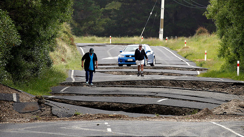 Local residents Chris and Viv Young look at damage caused by an earthquake along State Highway One, south of the township of Blenheim on New Zealand's South Island, November 14, 2016. © Anthony Phelps
