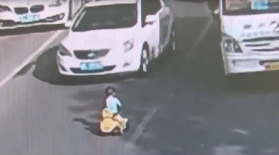 Toddler rides toy bike through rush hour traffic in China (VIDEO)