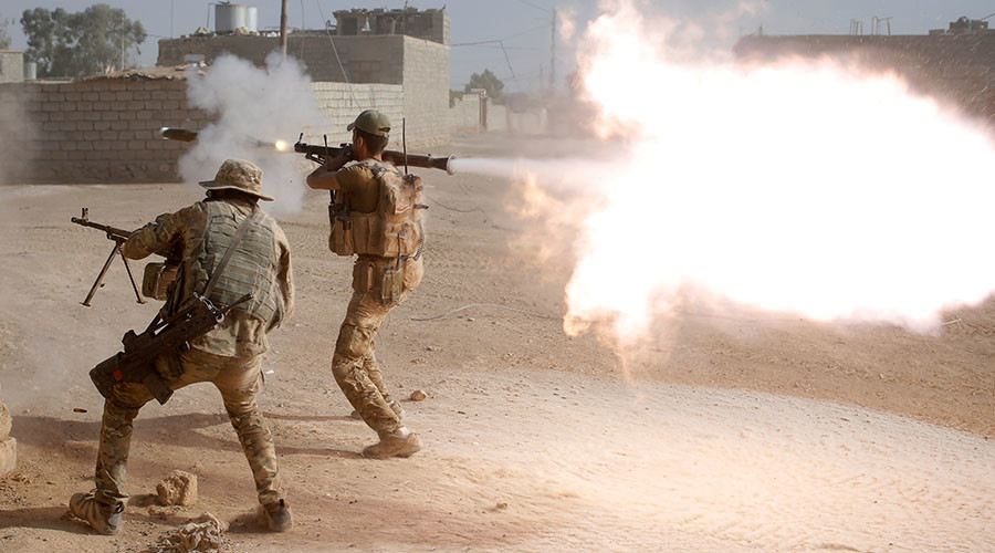 Members of an Iraqi special forces police unit fire their weapons at Islamic State fighters in al-Shura, south of Mosul, Iraq October 29, 2016. © Goran Tomasevic