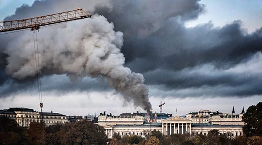 Blaze & thick smoke engulf roof of Austrian parliament building in Vienna (PHOTOS, VIDEO)