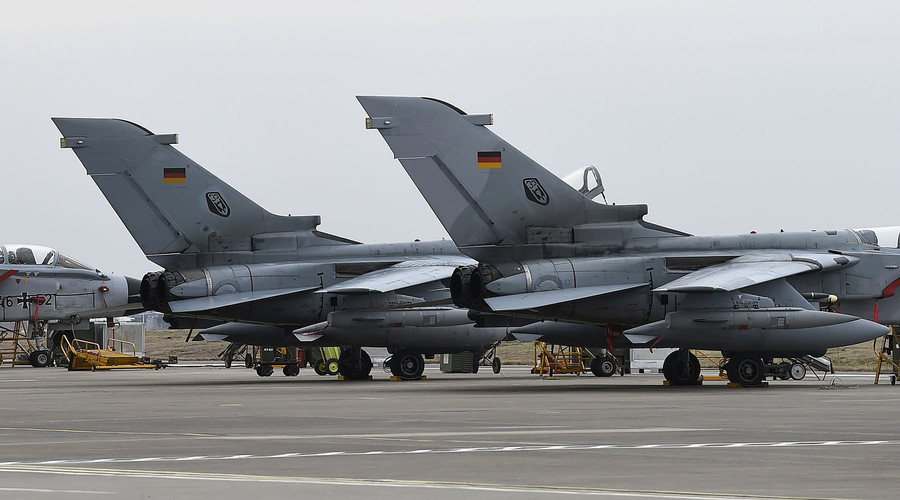 A technician works on a German Tornado jet at the air base in Incirlik, Turkey. © Tobias Schwarz