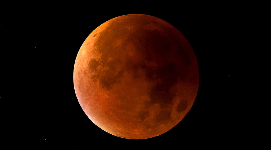 وخسوف القمر يتزامن مع ما يسمى ب "قمر عملاق" في نيوكاسل تحت ايم، ستافوردشاير، انكلترا، 28 سبتمبر 2015. © كارل Recine
