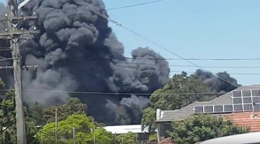 Massive wrecking yard fire releases toxic smoke, causes traffic chaos in Sydney (VIDEO)