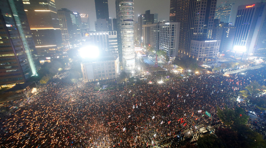 عشرات الآلاف من الشعب الكوري الجنوبي مسيرة خلال مظاهرة تدعو الرئيس المحاصر بارك جيون هاي الاستقالة بسبب تزايد فضيحة استغلال النفوذ في وسط سيول، كوريا الجنوبية، 5 نوفمبر، 2016. © كيم هونغ جي
