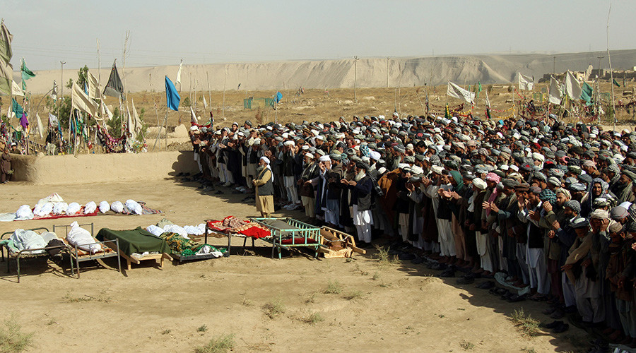 Afghans perform prayers at the funeral for the victims killed by an air strike called in to protect Afghan and U.S. forces during a raid on suspected Taliban militants, in Kunduz, Afghanistan November 4, 2016. © Nasir Wakif