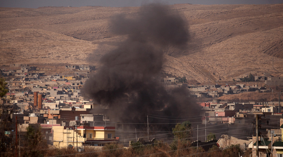 Smoke rises during clashes between Peshmerga forces and Islamic State militants in the town of Bashiqa, east of Mosul, during an operation to attack Islamic State militants in Mosul, Iraq, November 7, 2016. © Azad Lashkari