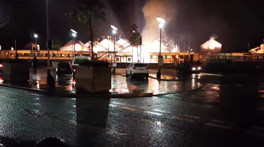 Horrific electrical explosions cause panic on UK commuter train (VIDEO)