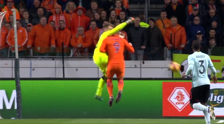 Netherlands striker ‘loses memory for 20 minutes’ after sickening collision (VIDEO)