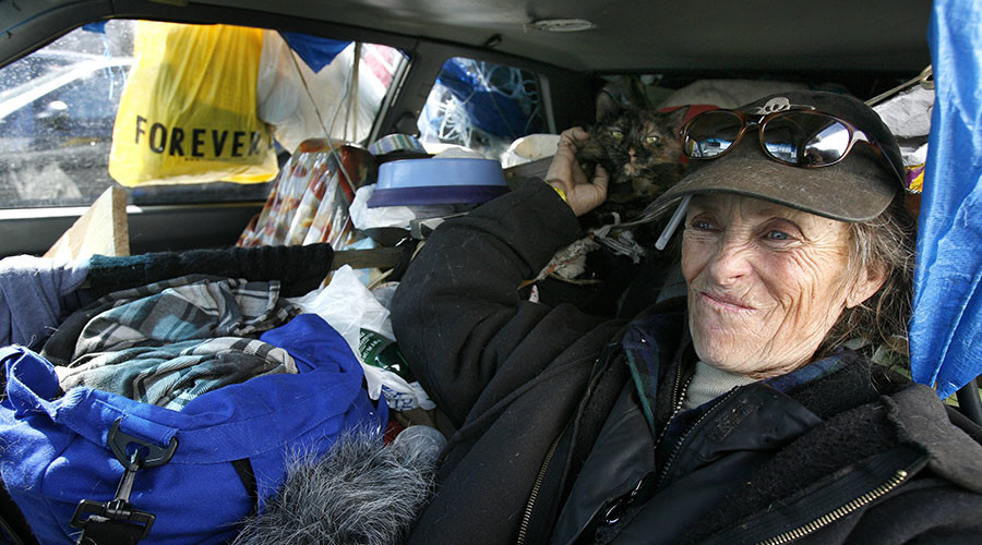 Emily with her cat lives in car, Los Angeles. File photo. © Mario Anzuoni