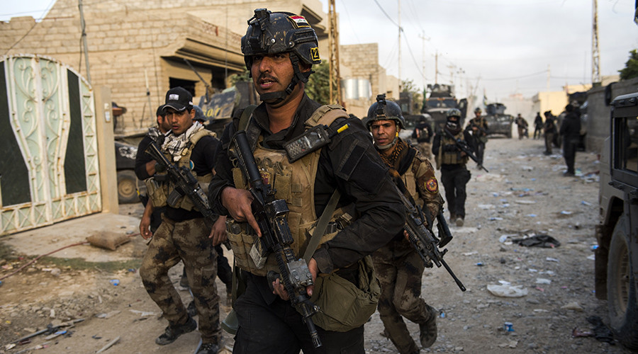 Soldiers from the Iraqi Special Forces 2nd division run to take up positions as forces engage Islamic State fighters pushing through the Samah area and into the Arbagiah neighbourhood of Mosul on November 11, 2016. © Odd Odd Andersen