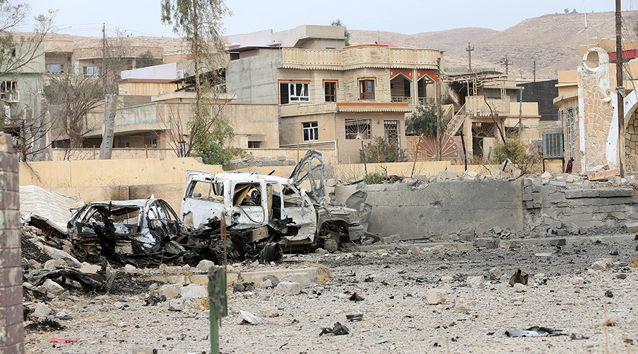 A destroyed car belonging to the Islamic state militants is seen in the town of Bashiqa, after it was recaptured from the Islamic State, east of Mosul, Iraq November 10, 2016. © Alaa Al-Marjani