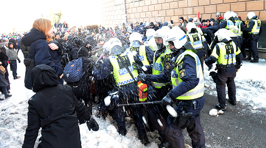 Counter-protesters throw snowballs at police who are keeping them away from a demonstration organised by The Nordic Resistance Movement (Nordiska motstandsrorelsens) in central Stockholm November 12, 2016 © Fredrik Sandberg