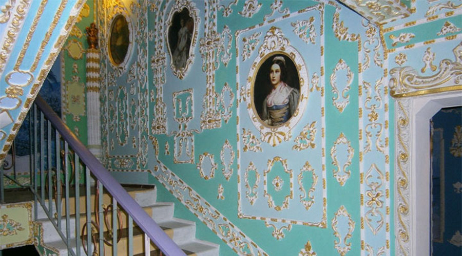 Pensioner turns Kiev apartment building into Versailles (PHOTOS)