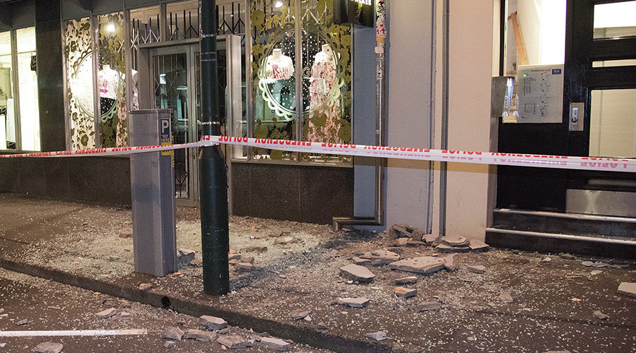 Debris from buildings are seen on a sidewalk past a cordon line in Wellington early on November 14, 2016 following an earthquake centred some 90 kilometres (57 miles) north of New Zealand's South Island city of Christchurch © Marty Melville