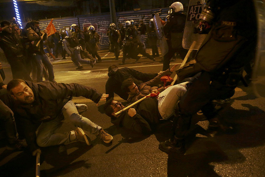 Protesters clash with riot police during a demonstration against the visit of U.S President Barack Obama, in Athens, Greece, November 15, 2016. © Alkis Konstantinidis