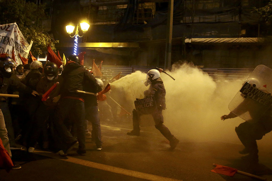 Protesters clash with riot police during a demonstration against the visit of U.S President Barack Obama, in Athens, Greece, November 15, 2016. © Alkis Konstantinidis