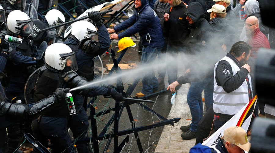Protesting soldiers teargassed, hit with water cannon by Belgian police (VIDEO)