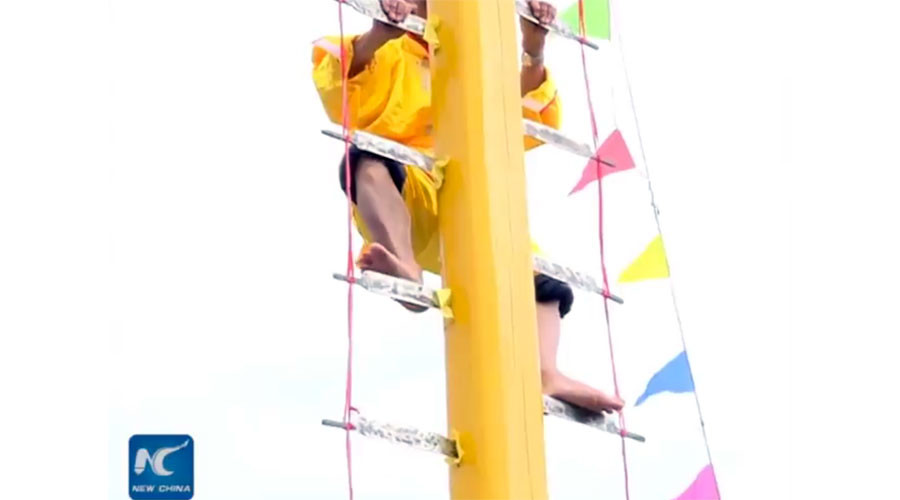 Chinese men climb terrifying ladder of sharpened knives in incredible ritual (PHOTO, VIDEO)