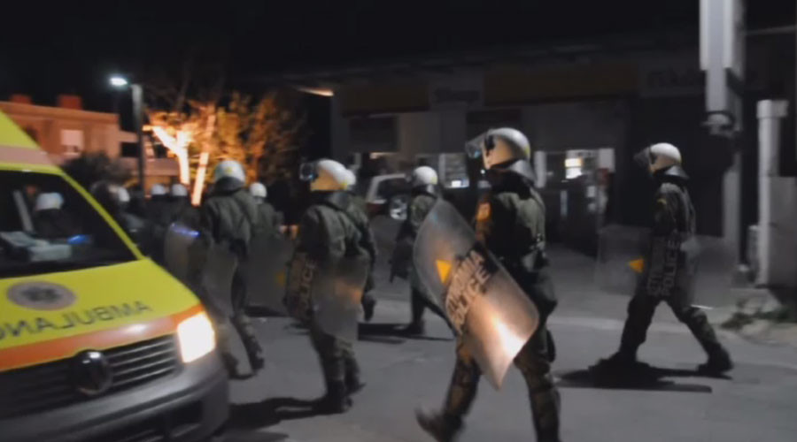 Refugees set Greek migrant camp on fire, loot nearby stores (VIDEO)
