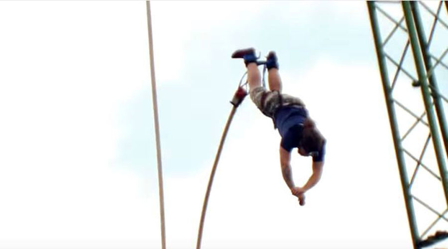 'Bungee dunk’ daredevil dips biscuit in tea during 73-meter dive (VIDEO)