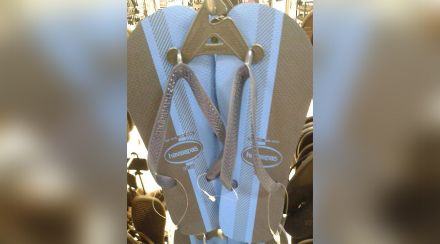 Internet & dress part 2: What color are these flip-flops? (POLL)