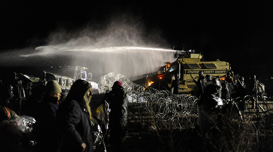 Police use a water cannon on protesters during a protest against plans to pass the Dakota Access pipeline near the Standing Rock Indian Reservation, near Cannon Ball, North Dakota, U.S. November 20, 2016 © Stephanie Keith