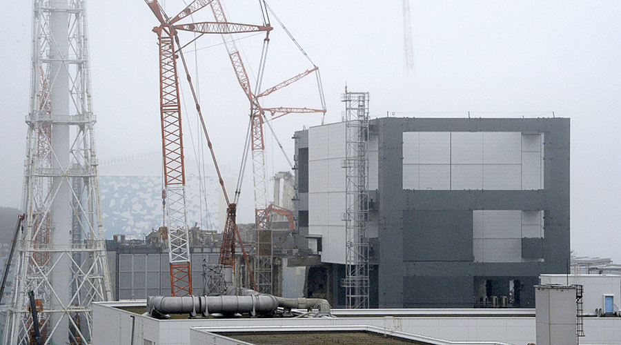 A general view of the cover installation for the spent fuel removed from the cooling pool is pictured at the No.4 reactor building (R) at Tokyo Electric Power Company's (TEPCO) tsunami-crippled Fukushima Daiichi nuclear power plant in Fukushima prefecture. © Toshifumi Kitamura