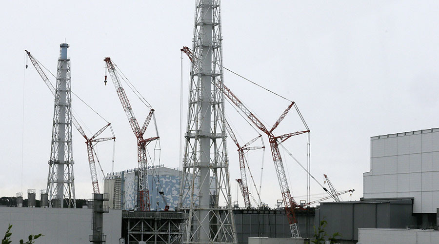 Cranes are seen at the No. 3 reactor building, next to the No.4 building, at Tokyo Electric Power Co.'s (Tepco) tsunami-crippled Fukushima Daiichi nuclear power plant in Fukushima Prefecture. © Kimimasa Mayama