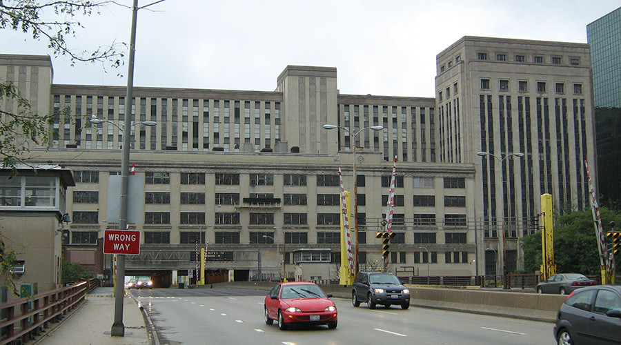 Fire rages in Chicago's Old Post Office, major building in downtown