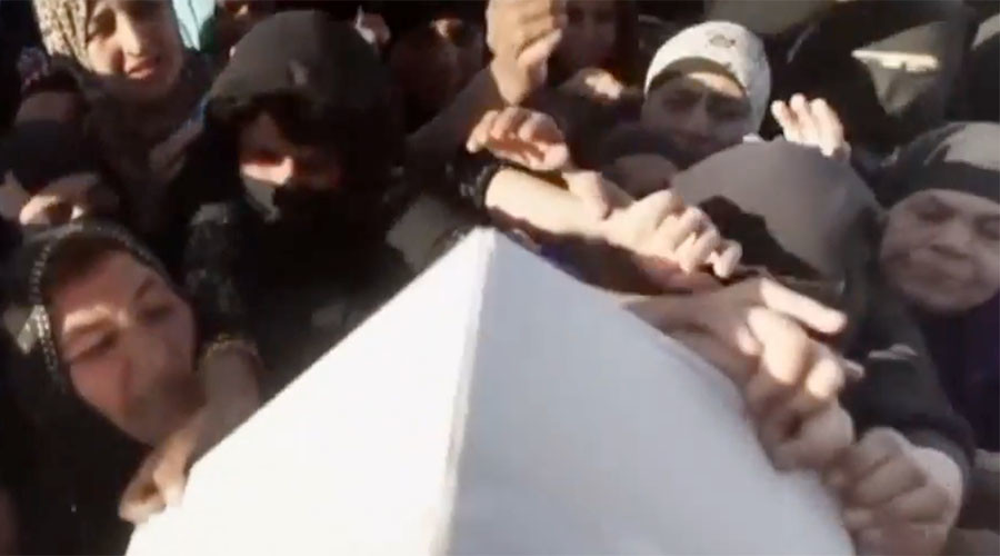 Chaos in Mosul as locals scramble to get food from aid trucks (VIDEOS)