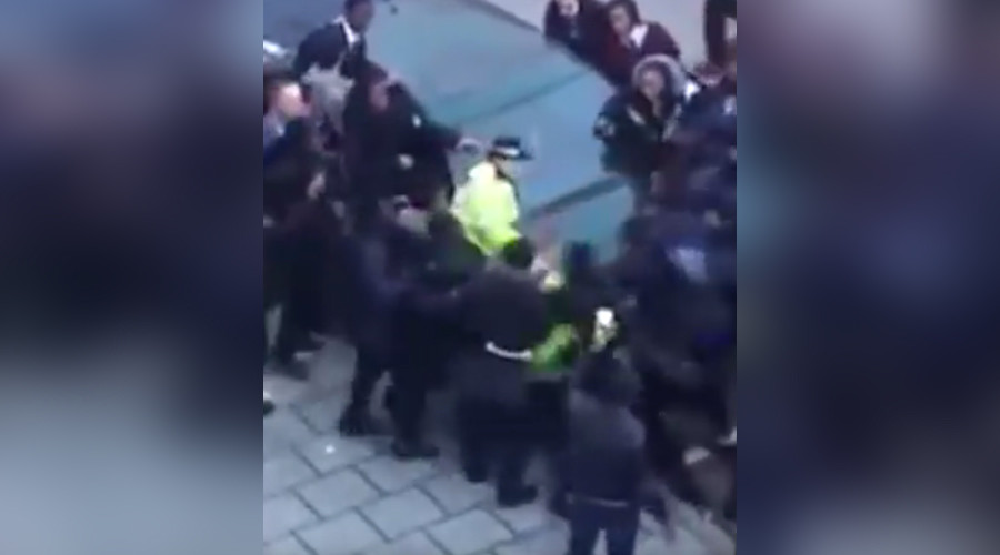 Police brutally attacked by 30 schoolchildren in London brawl (VIDEO)