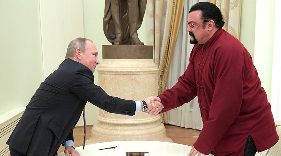 Putin presents Russian passport to actor Steven Seagal (VIDEO)