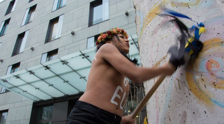 Topless FEMEN protester fights Ukraine-EU ‘obstacles’ by attacking Berlin Wall (VIDEO)