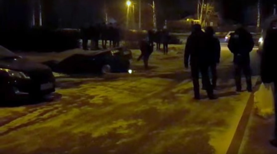 6-meter sinkhole swallows Russian car (VIDEO)