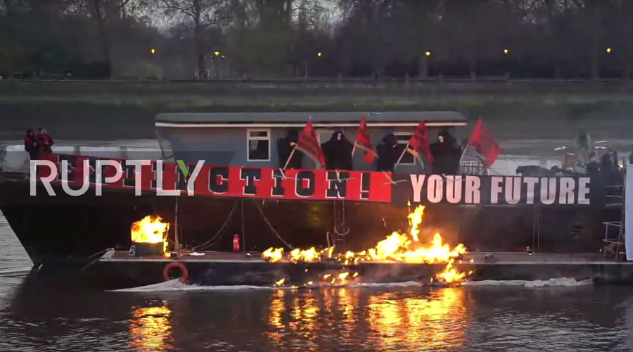 Punk protest: Son of Sex Pistols manager burns memorabilia worth £5mn (VIDEO)