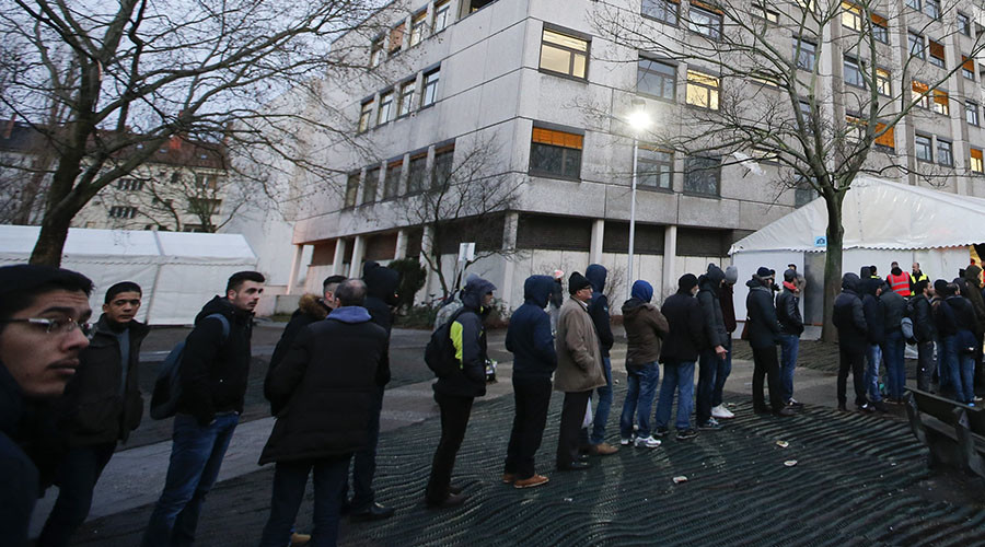 Germany to repatriate 100k rejected asylum-seekers to home countries in 2016 – Merkel
