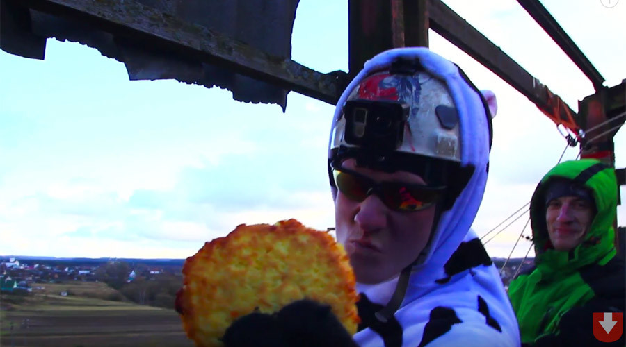 Biscuit-dunking bungee world record? No problem, Belarusian dips potato pancake in cream mid-air