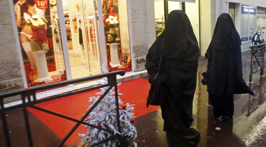 Dutch lawmakers approve ban on Islamic full-face veils in public transport, schools, govt buildings