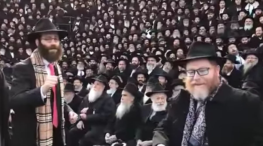 4,000 rabbis attempt #MannequinChallenge in New York, fail miserably