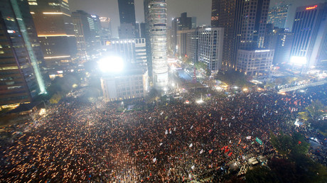 Tens of thousands of South Korean people march during a rally calling on embattled President Park Geun-hye to resign over a growing influence-peddling scandal in central Seoul, South Korea, November 5, 2016. © Kim Hong-Ji